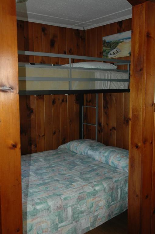 Channel Waterfront Cottages Weirs Beach Room photo